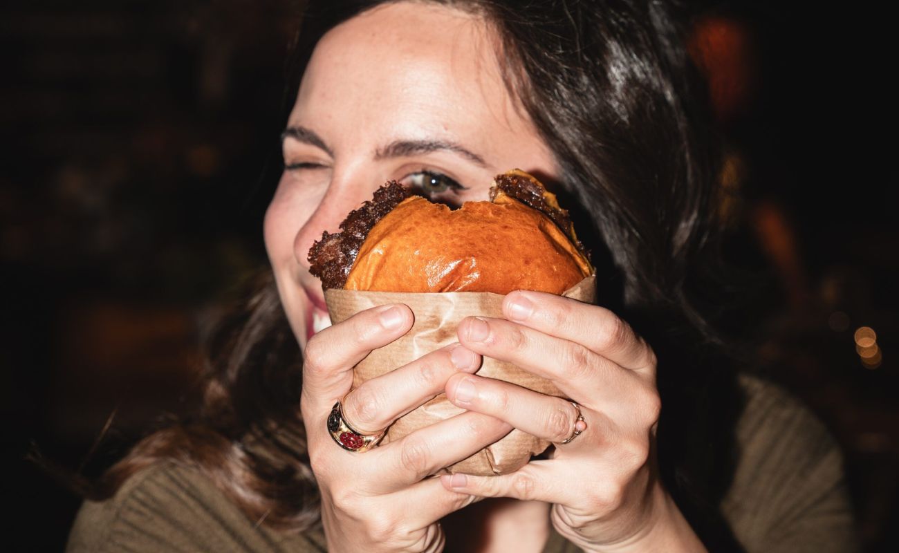 Mitarbeiterin liefert Burgermenu
