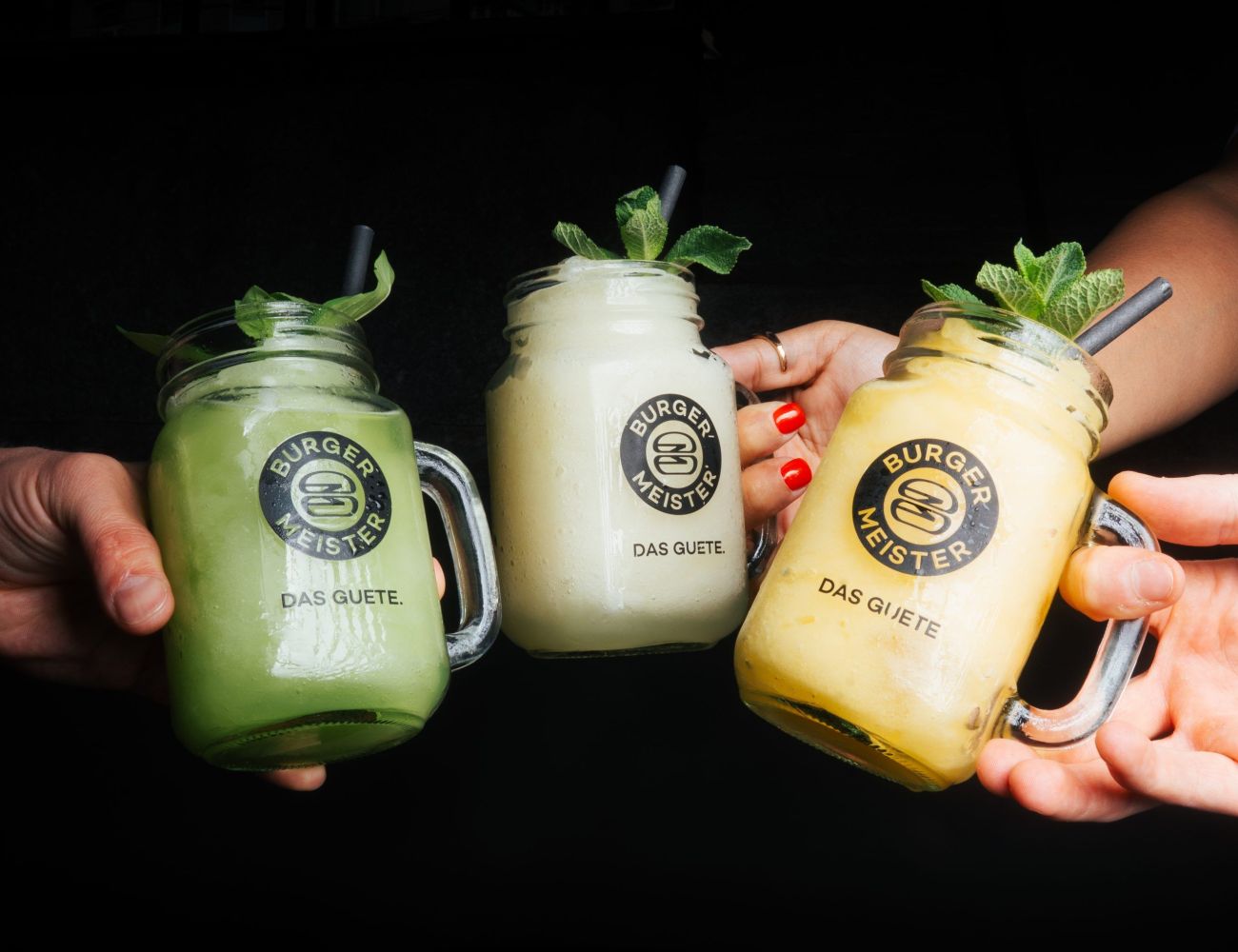 Cheers mit Homemade-Lemonade und Cocktail